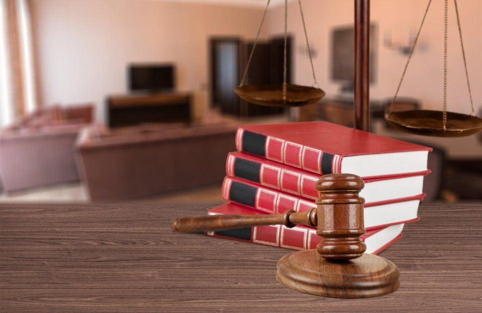 libri di diritto con martelletto giudice