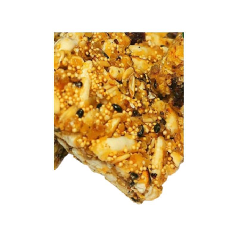 Un primer plano de un trozo de comida sobre un fondo blanco.