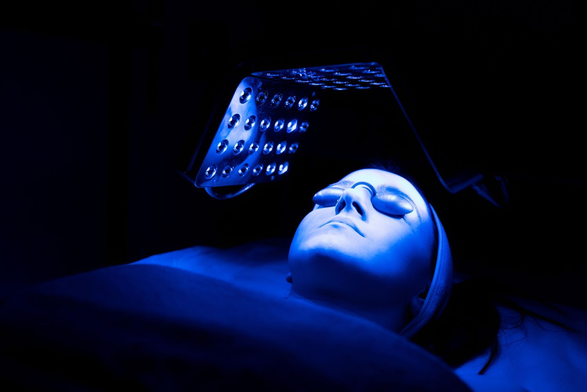 woman receiving blue light therapy