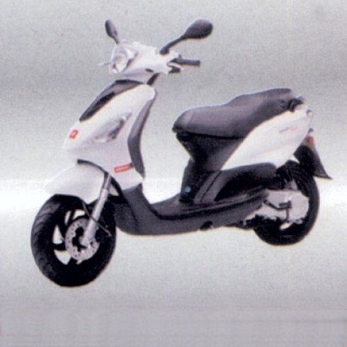 scooter bianco nello show room