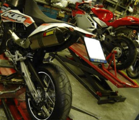 moto di grandi marchi in officina