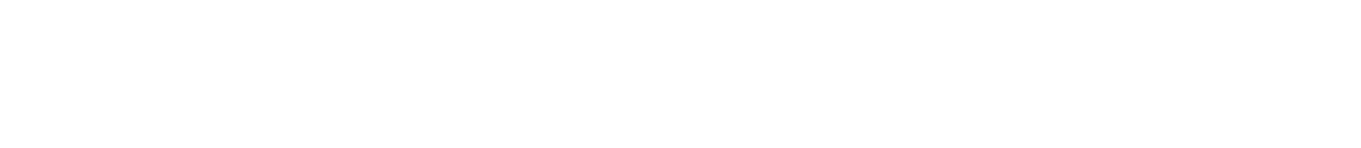 Un primo piano in bianco e nero di un gatto dagli occhi luminosi e riflettenti che sbircia attraverso una fessura in una staccionata di legno.