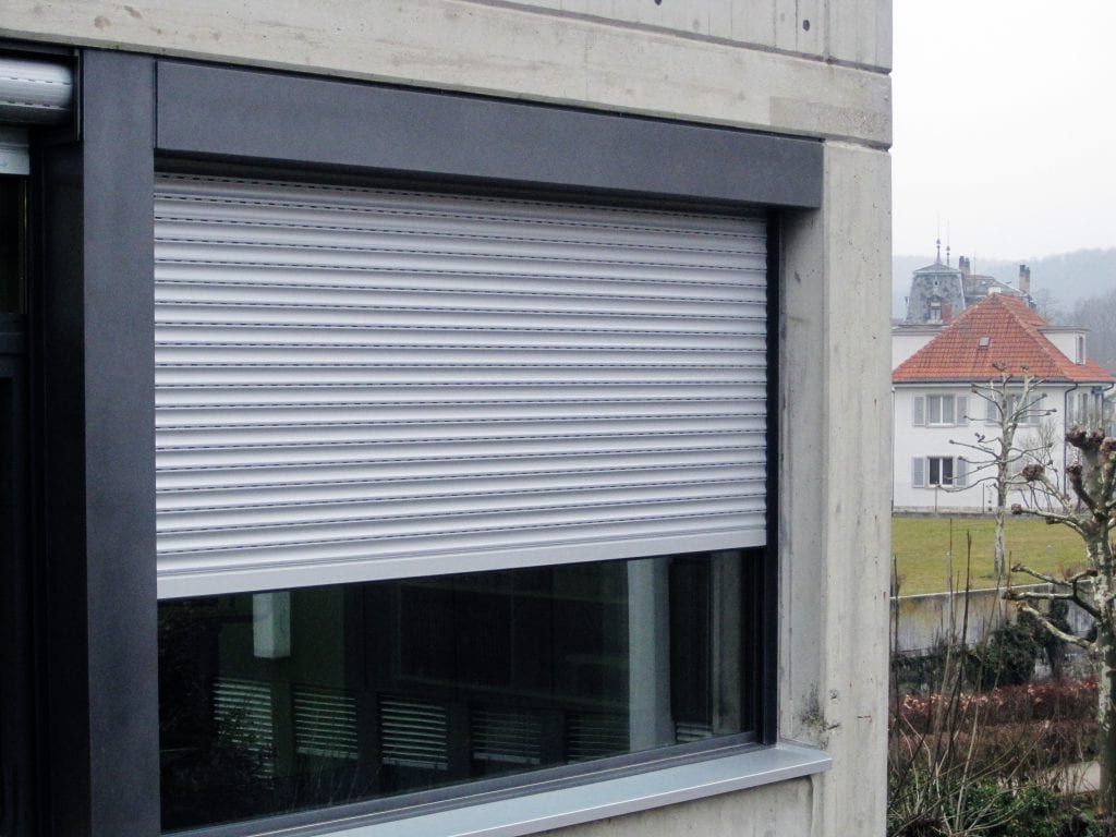 Ein Gebäude mit einem Fenster mit Fensterladen