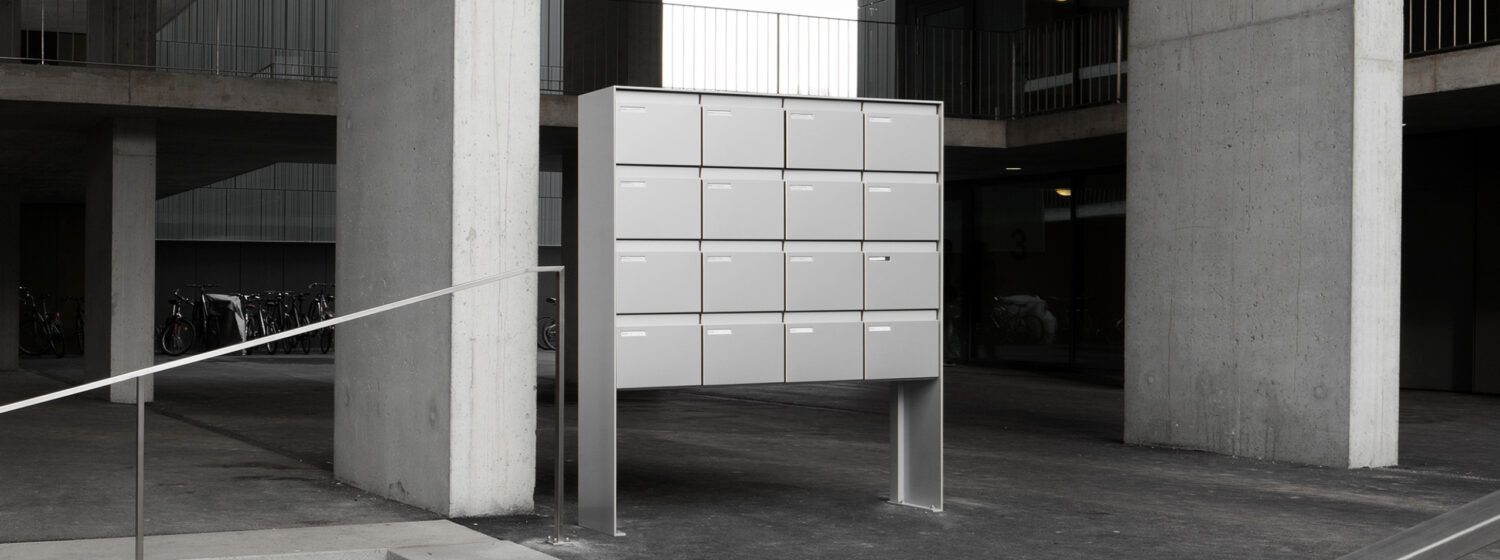 Ein Schwarzweißfoto eines Briefkastens in einem Parkhaus.