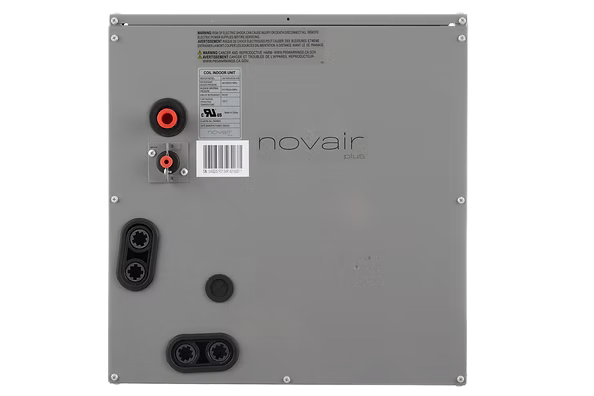 Unité Novair grise avec divers ports de connexion et une étiquette, fixée au mur.