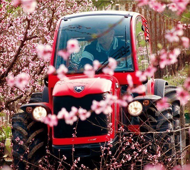 Trattore vicino a fiori