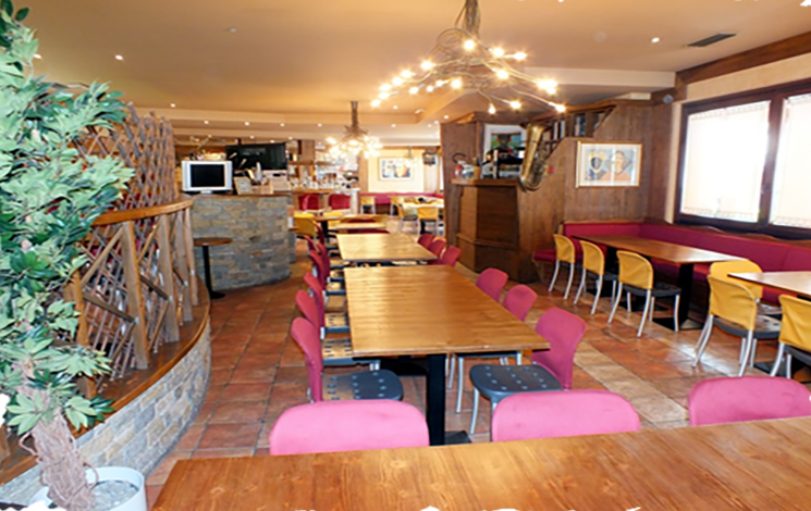 interni di ristorante con tavoli in legno e pavimento in cotto