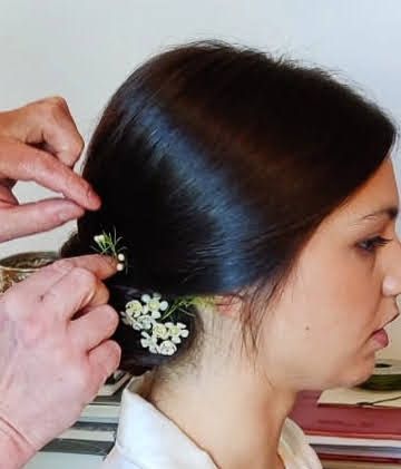 Una donna si sta facendo fare i capelli dal parrucchiere.