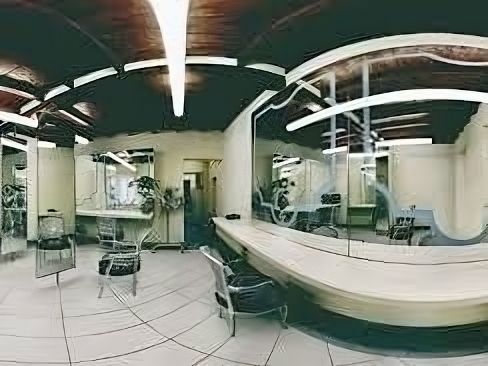 Una vista a 360 gradi di un salone da parrucchiere con sedie e specchi.