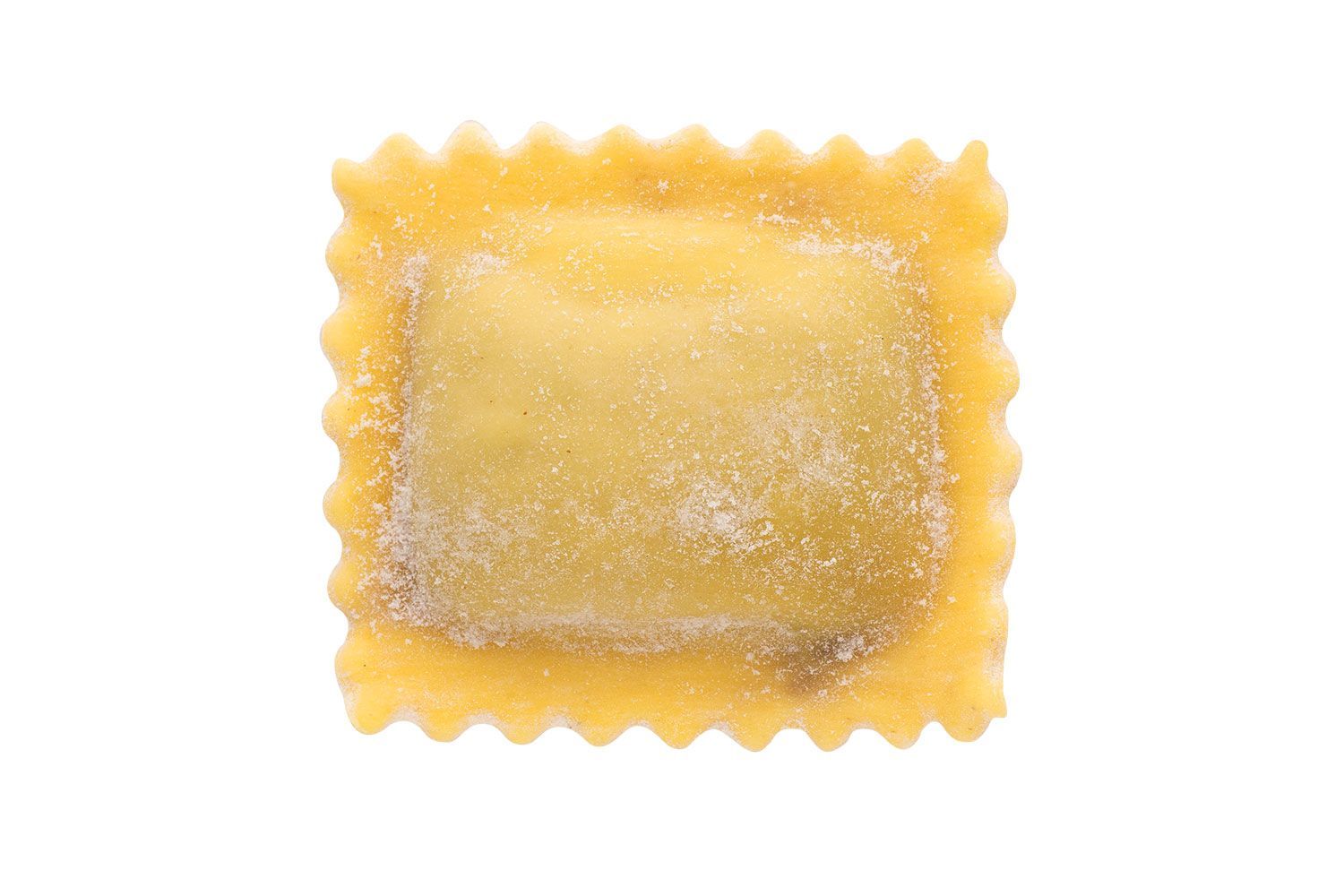 Un primo piano di un raviolo quadrato su uno sfondo bianco.
