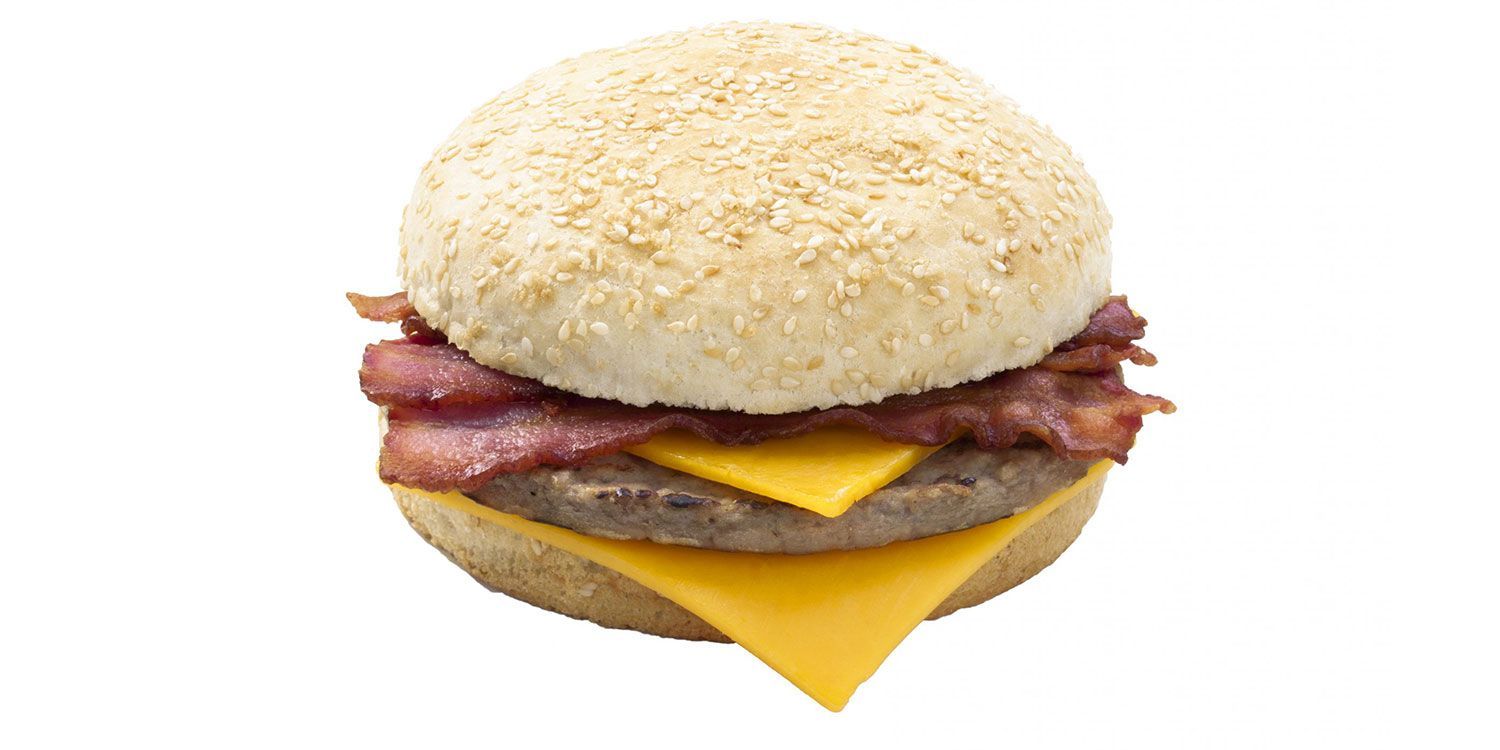 Un hamburger con formaggio, bacon e salsiccia in un panino ai semi di sesamo.