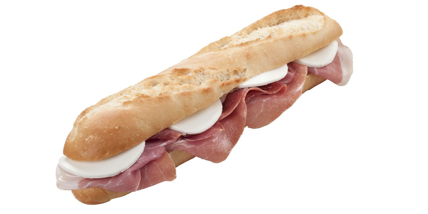 Un panino con prosciutto e mozzarella su sfondo bianco