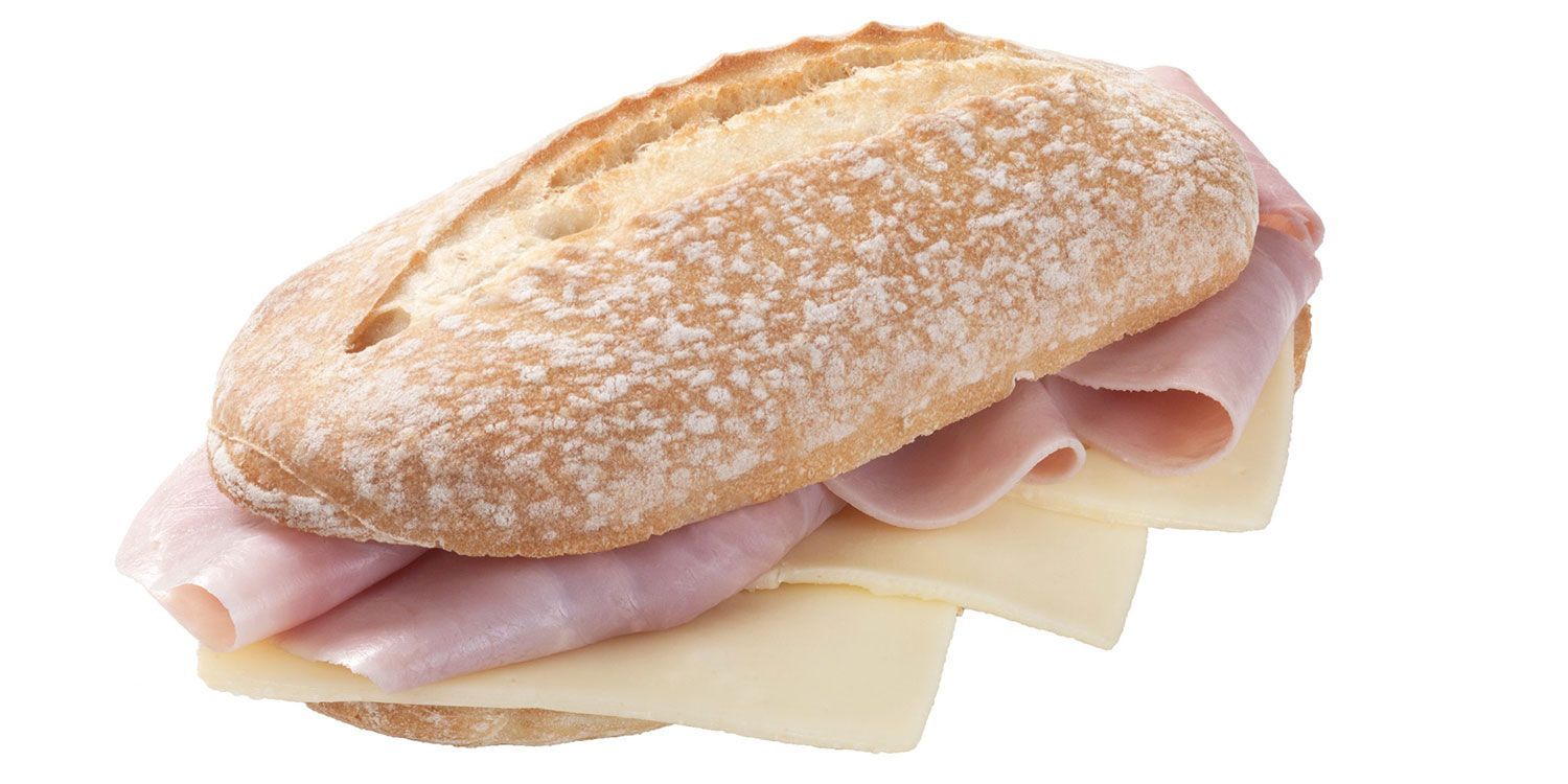 Un panino con prosciutto e formaggio su uno sfondo bianco.
