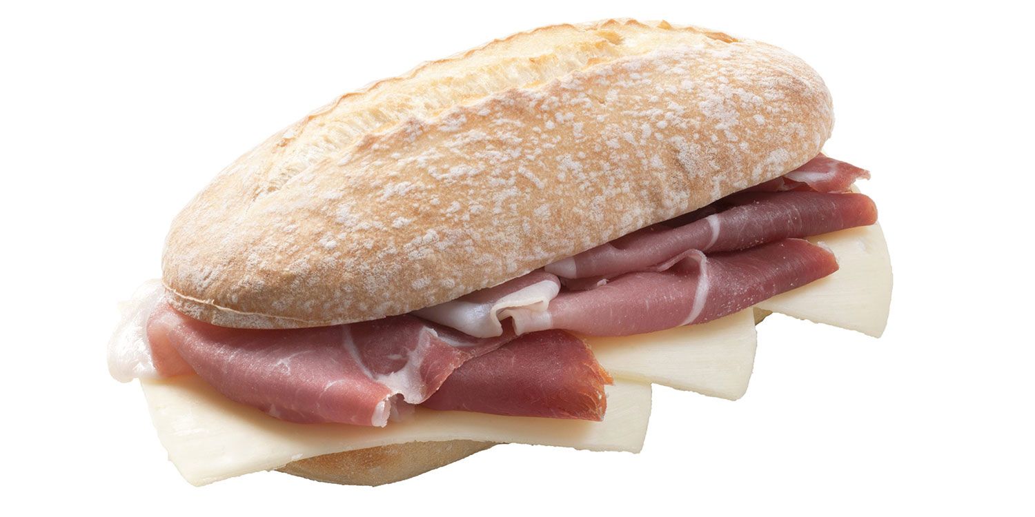 Un panino con prosciutto e formaggio su uno sfondo bianco.