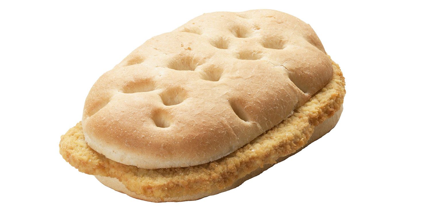 Un primo piano di un panino su un panino su uno sfondo bianco