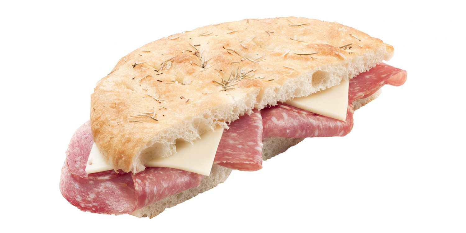 Un panino con salame e formaggio su una fetta di pane su uno sfondo bianco.