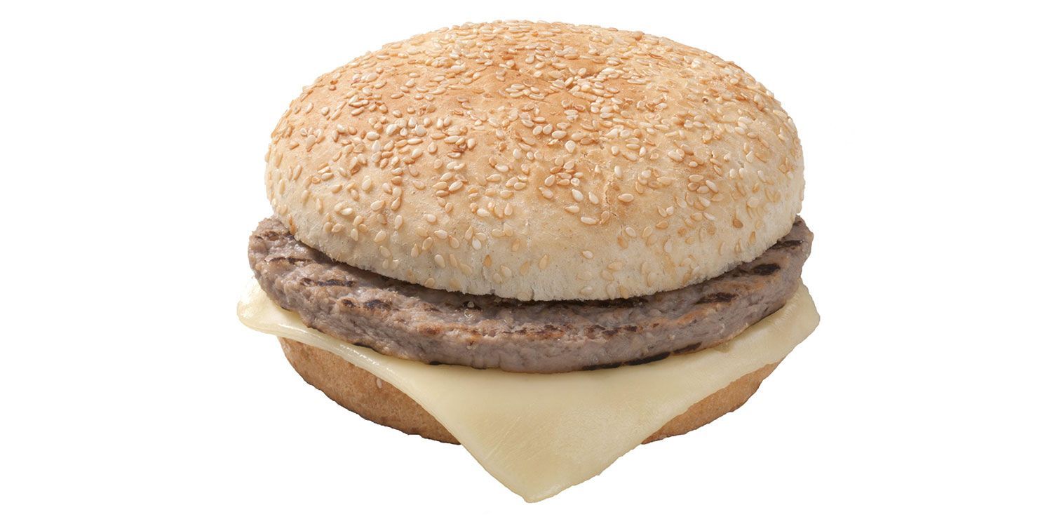 Un hamburger con formaggio su un panino su uno sfondo bianco.