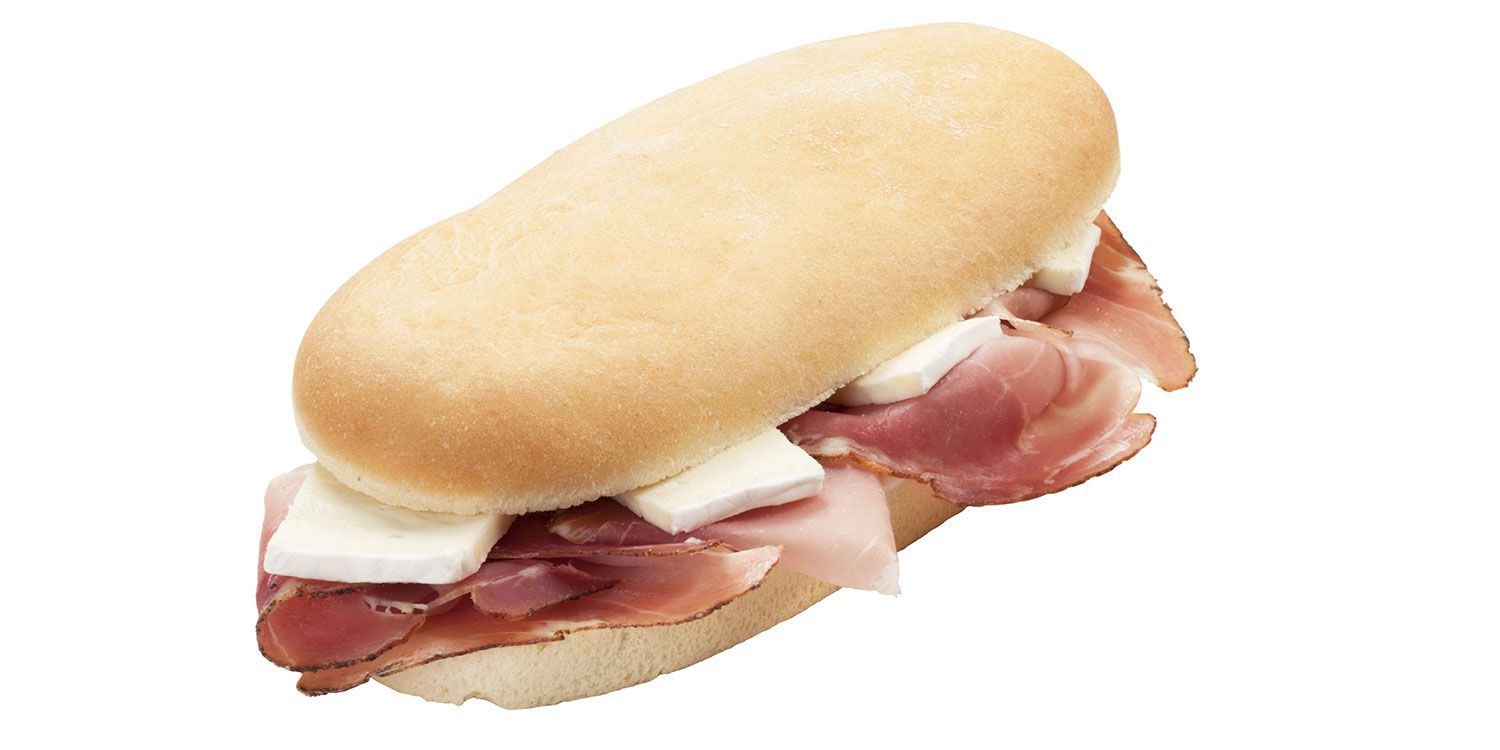Un panino con prosciutto e formaggio su uno sfondo bianco.