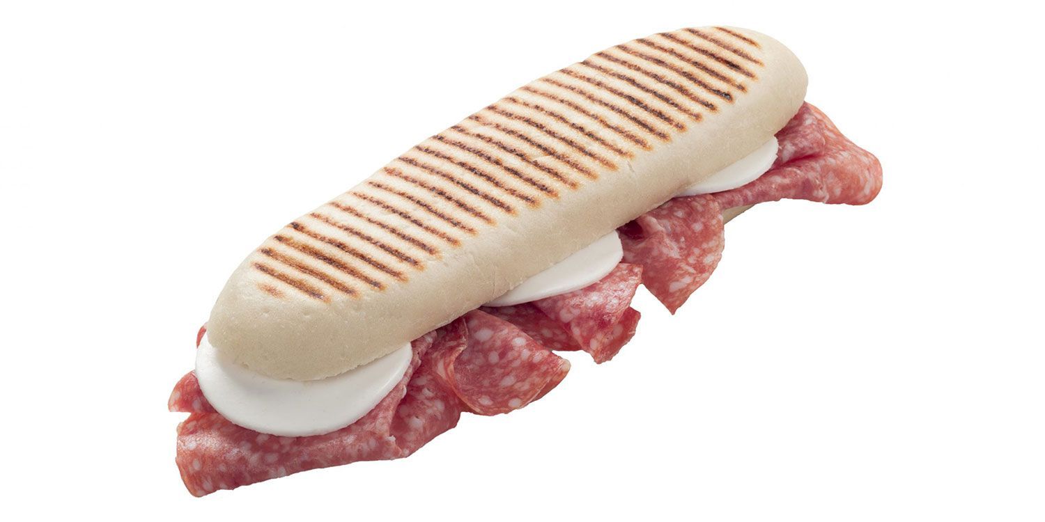 Un panino con carne e formaggio su uno sfondo bianco