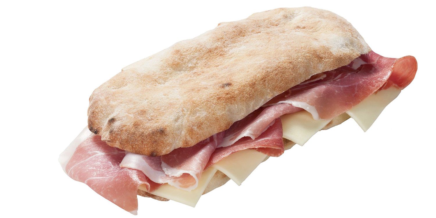 Un panino con prosciutto e formaggio su uno sfondo bianco.