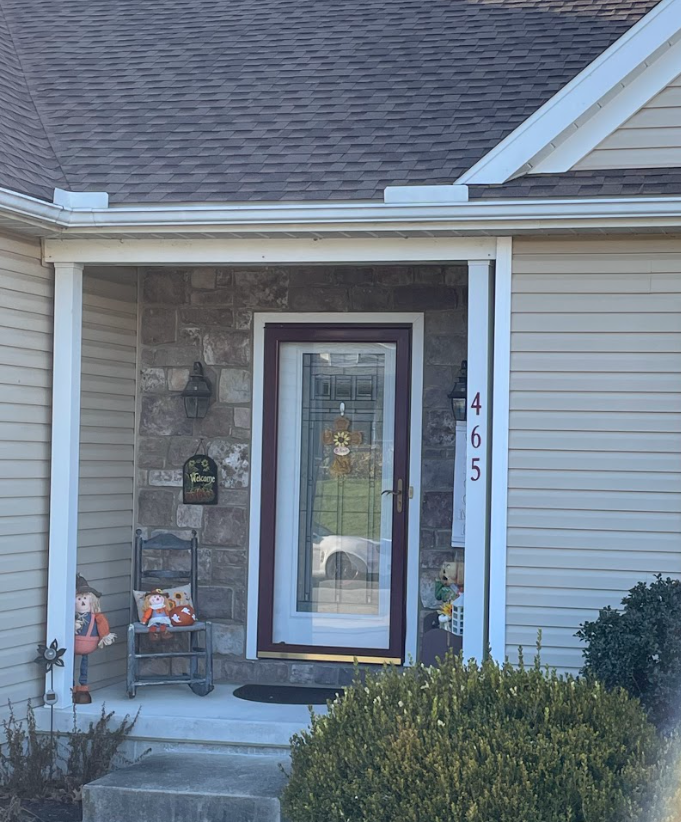 A house with the number 465 on the front door