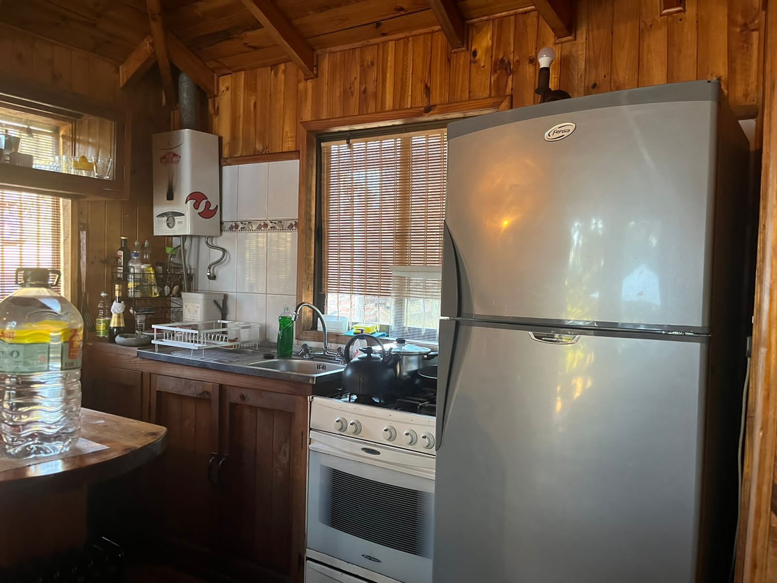 cocina con refrigerador