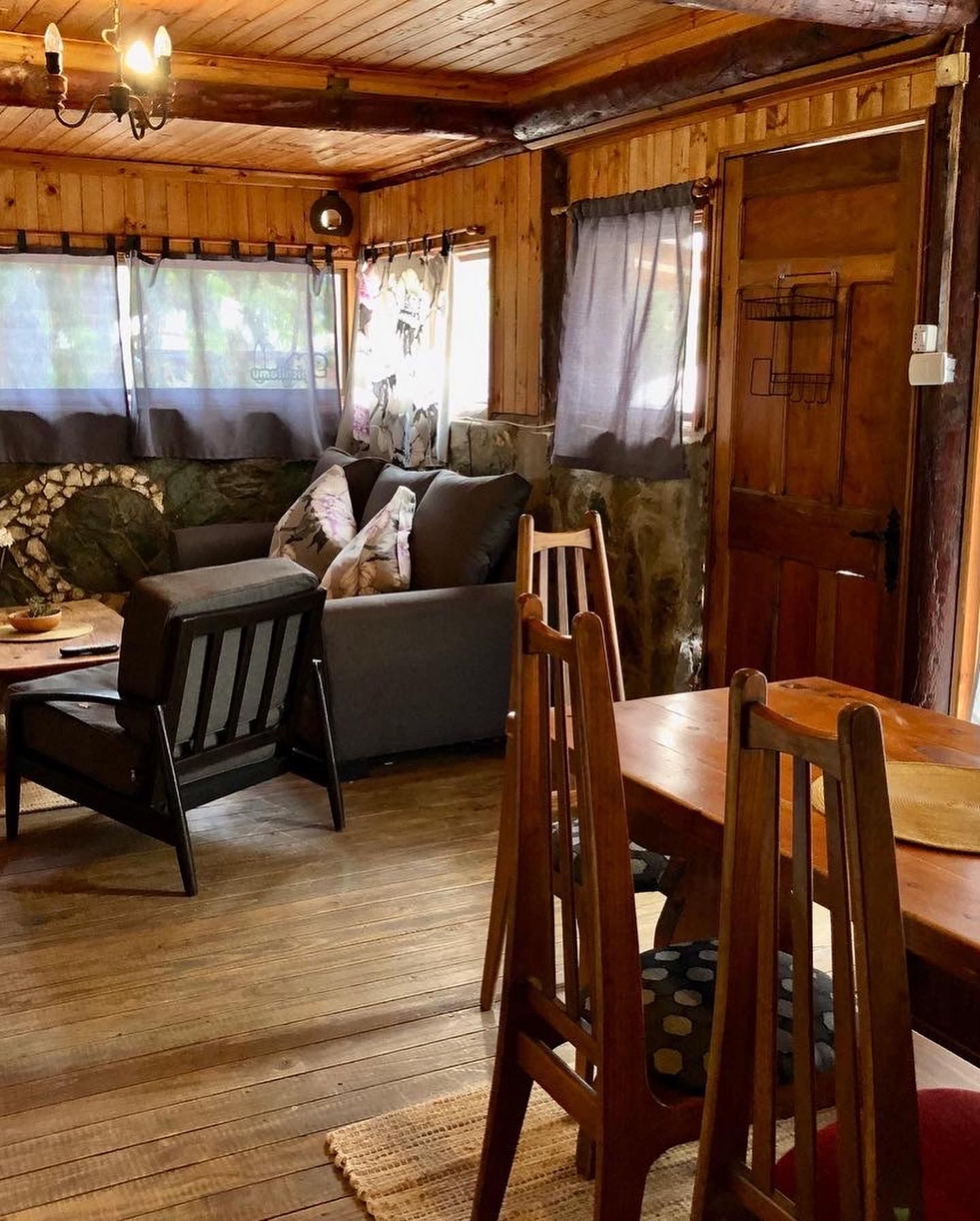 Una sala de estar con una mesa y sillas y un sofá.