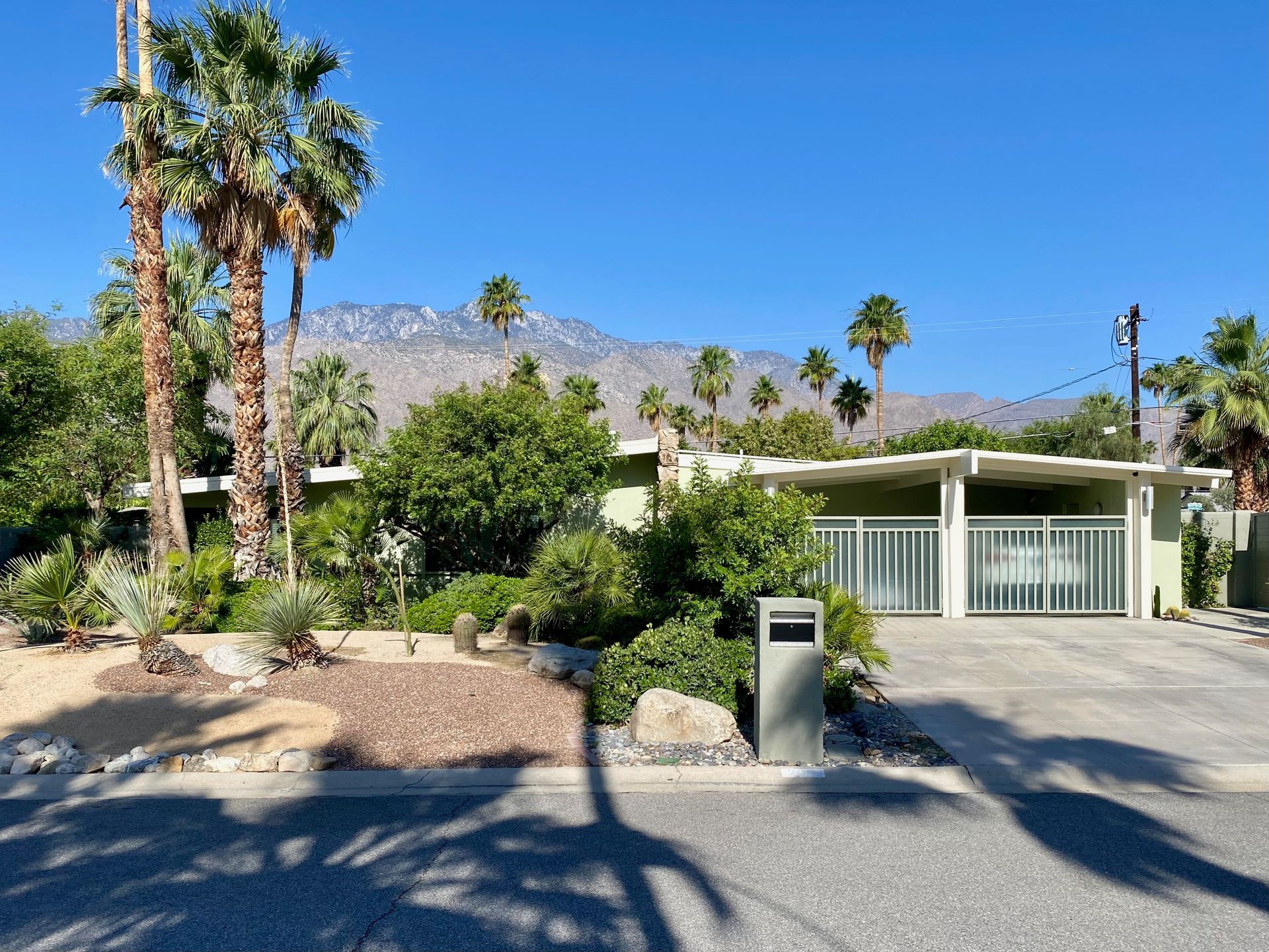 before of palm springs remodel completed by Dakota DesignWorks