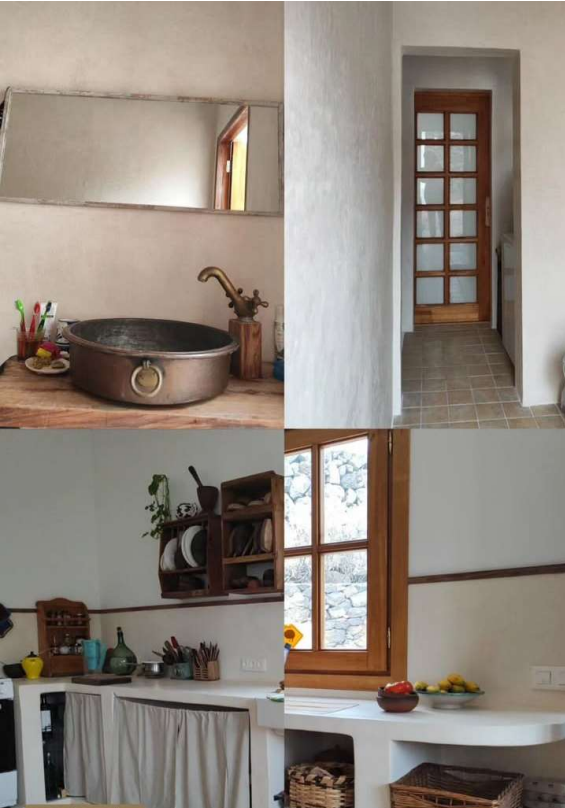 Un camino de madera que conduce a un edificio blanco con un árbol al fondo.