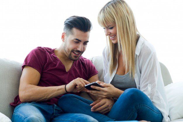 Couple applying for discount tire financing