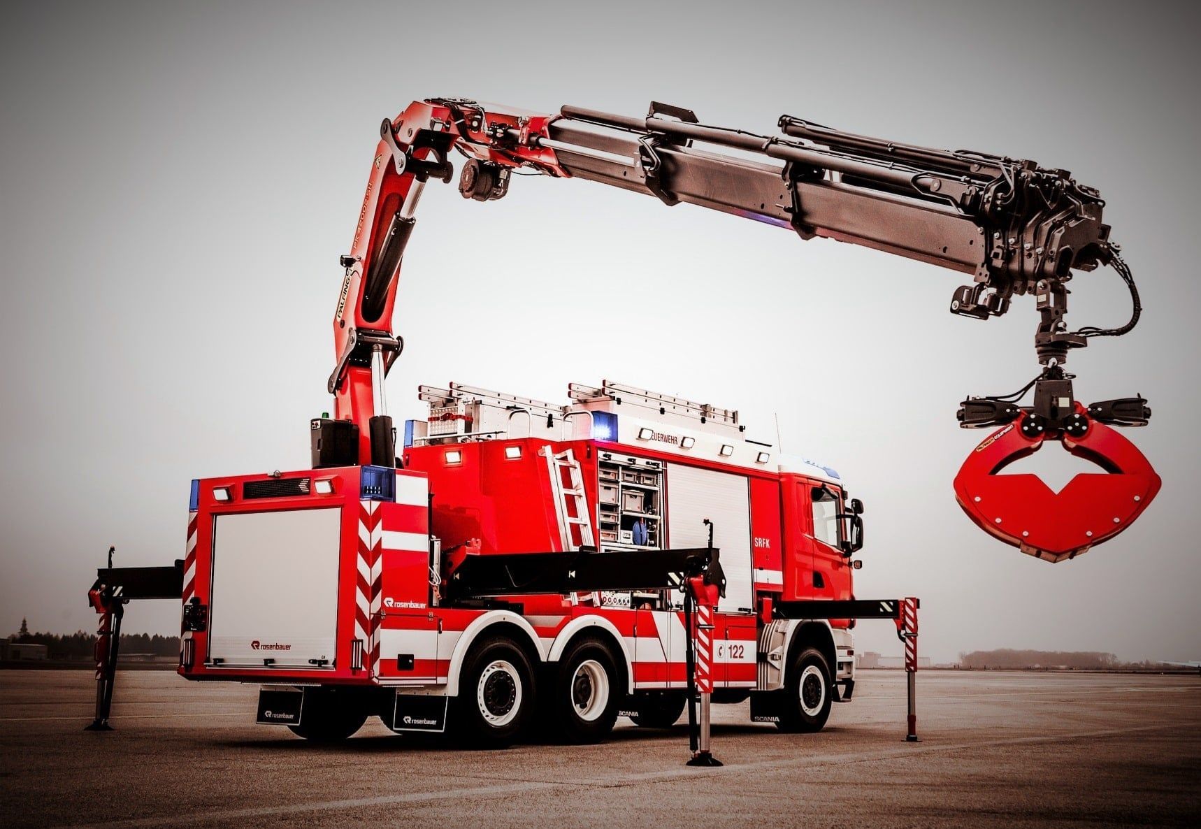 mit ausgefahrenem Kranausleger