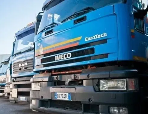 Una fila di camion Iveco sono parcheggiati uno accanto all'altro
