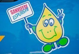 Un personaggio dei cartoni animati tiene in mano un cartello con la scritta sanvitese espurghi