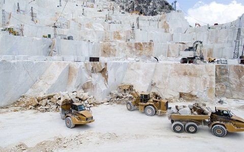 macchine al lavoro in una cava di marmo