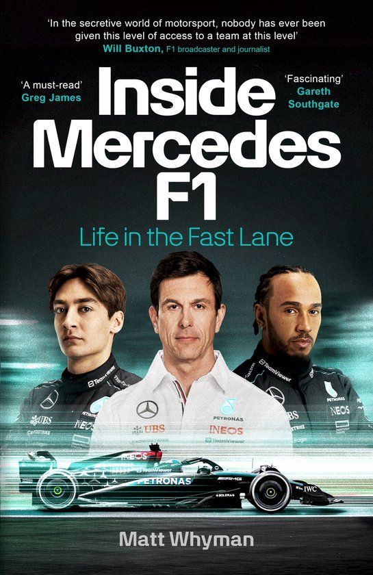 Close-up van het boek Inside Mercedes F1: Life in the Fast Lane door Matt Whyman, liggend op een taf