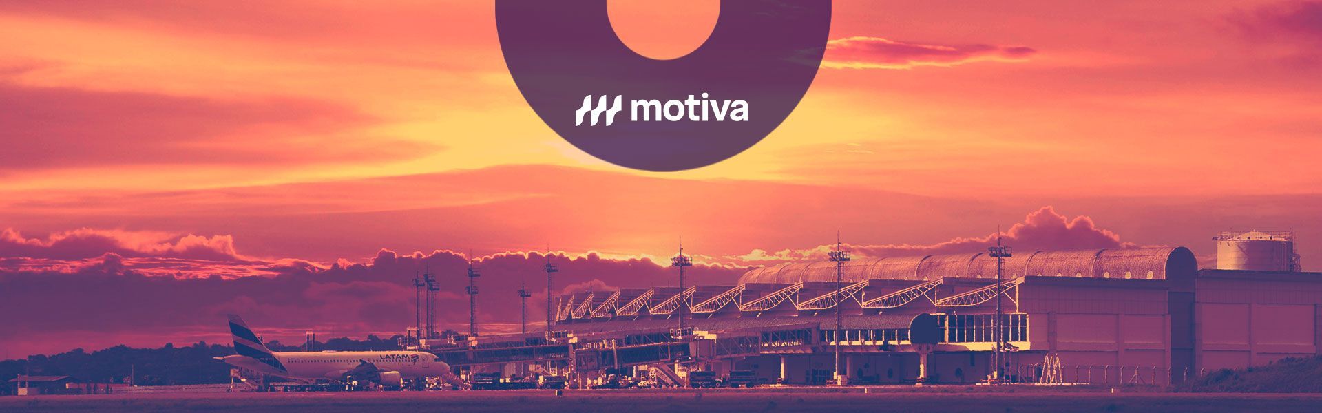 Foto do  pôr do sol sobre Aeroporto de Goiânia com  logo da Motiva.