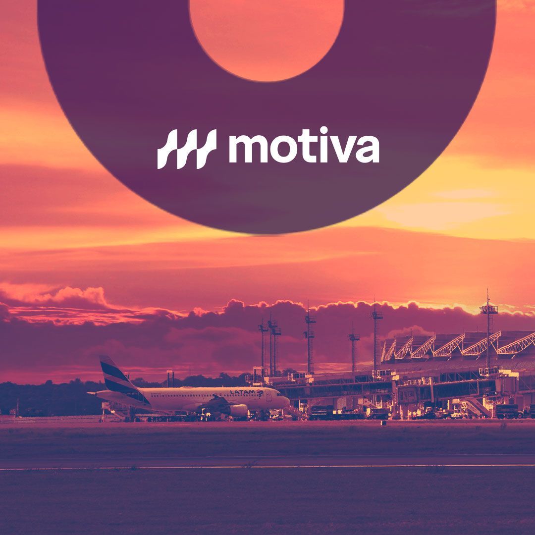 Foto do  pôr do sol sobre Aeroporto de Goiânia com  logo da Motiva.