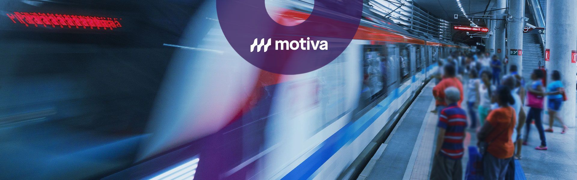 Passageiros prestes a embarcar na estação de trem e logo da Motiva. 