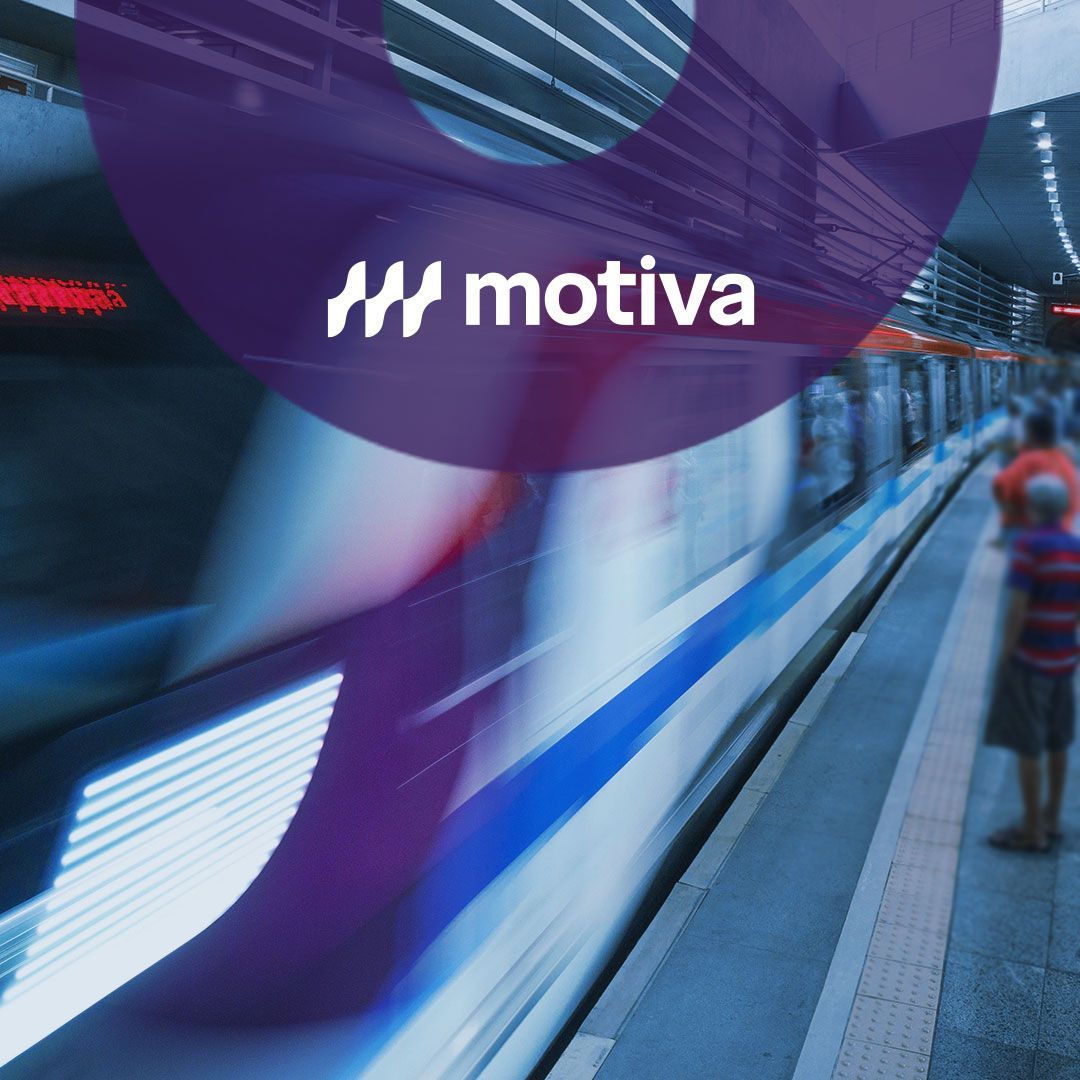 Passageiros prestes a embarcar na estação de trem e logo da Motiva.