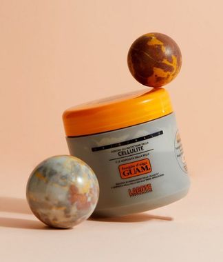 Cellulite seaweed cream jar with two marbles next to it