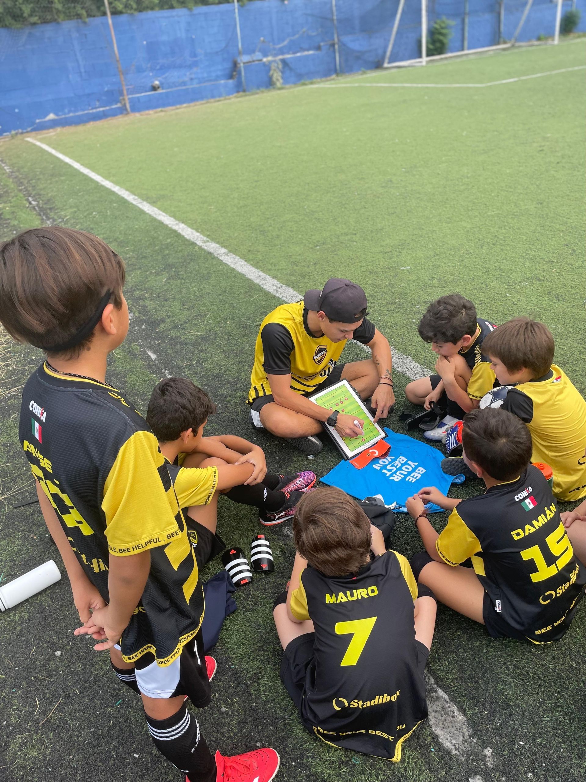NiƱos SoccerBEE Academy