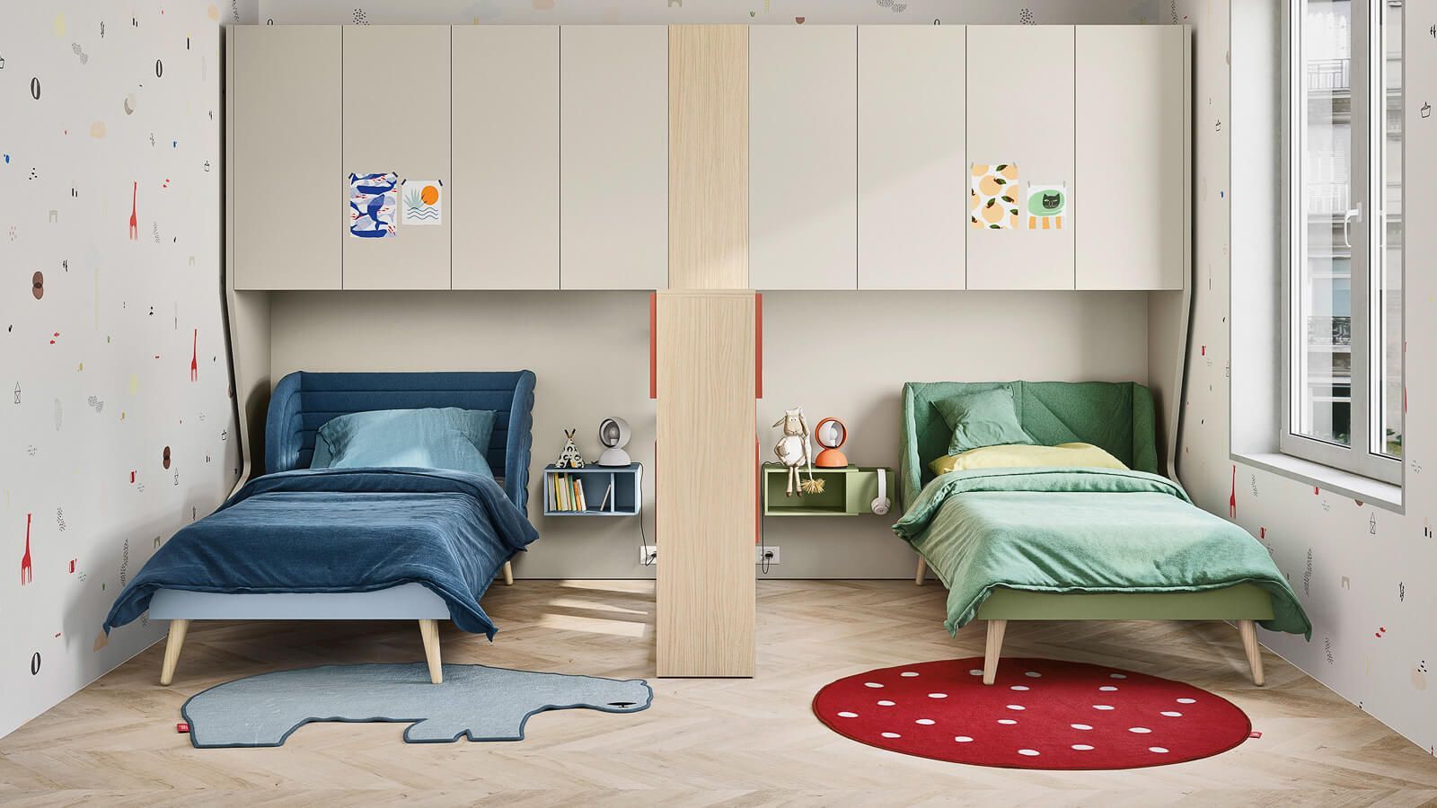Due letti in una cameretta per bambini con contenitore sopraelevato. Un letto è blu, l'altro verde, con tappeti colorati.