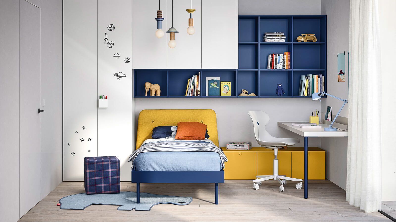 Moderna cameretta per bambini blu e gialla con letto, scrivania, contenitori e mensole decorative.
