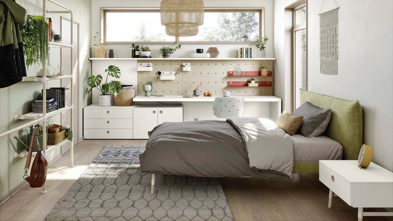 Camera da letto con letto, scrivania, scaffalatura, piante e luce naturale.