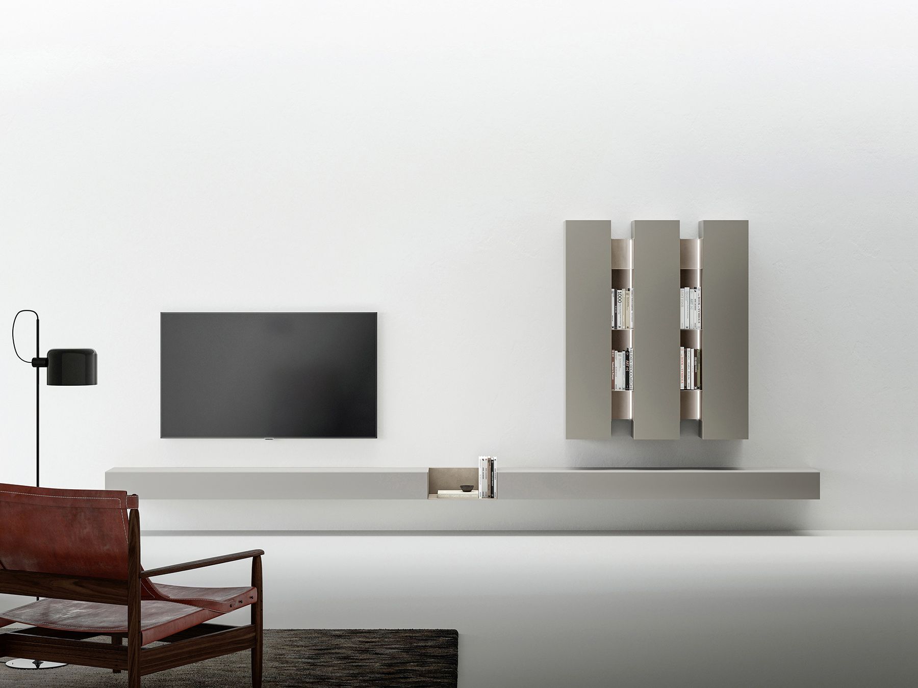 Soggiorno moderno con TV sospesa, mensole e poltrona in pelle. Combinazione di colori beige e grigio.