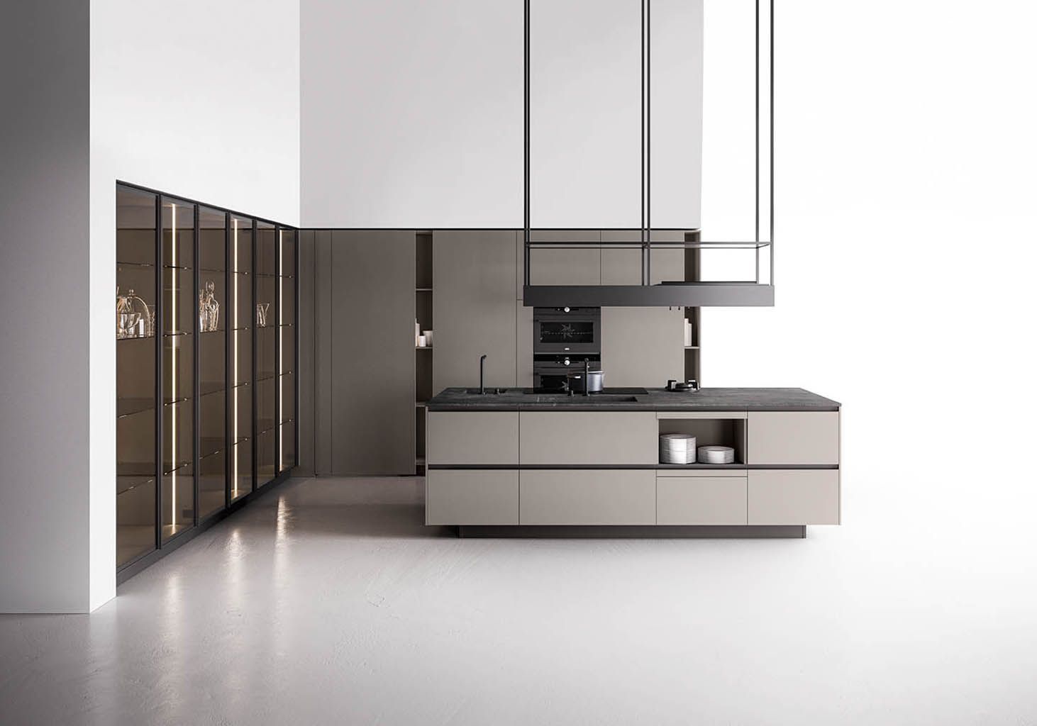 Cucina moderna con mobili beige, piano di lavoro scuro, dispensa con ante in vetro e cappa nera.