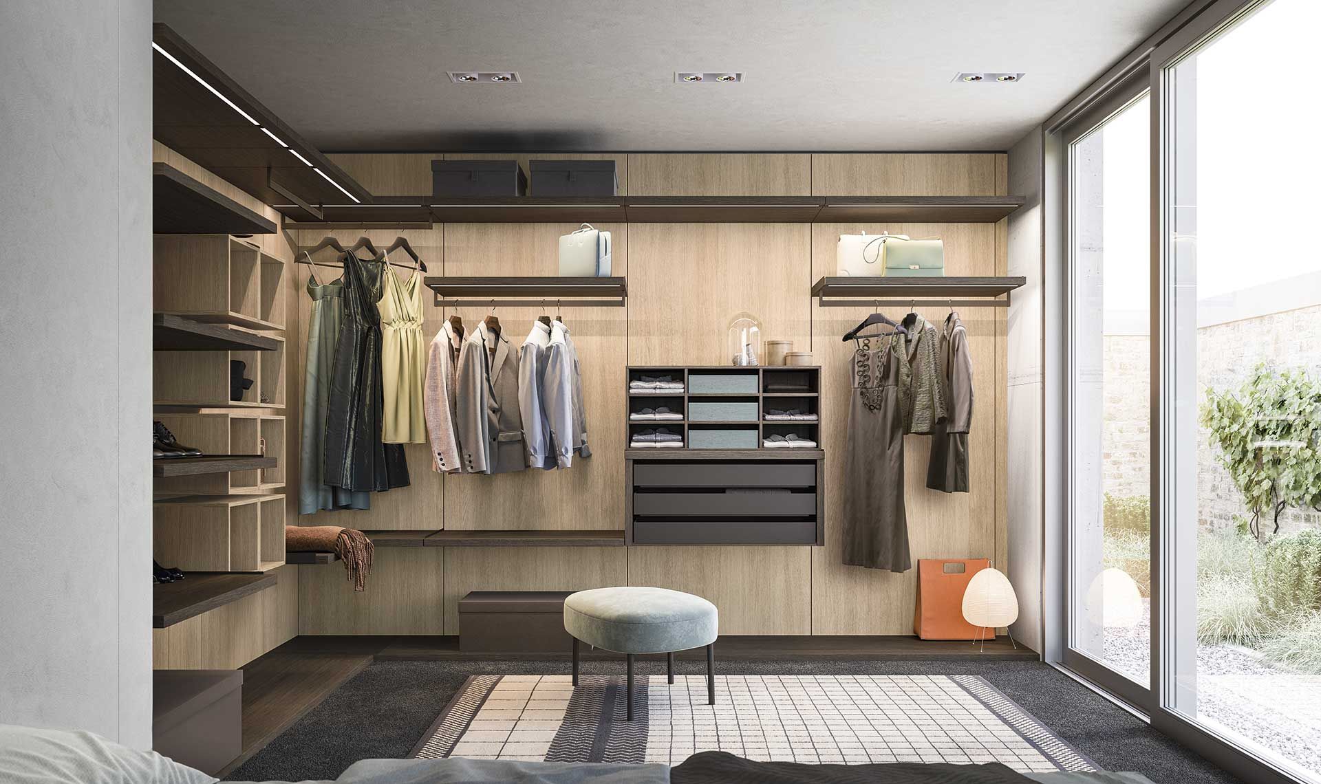 Cabina armadio con abiti appesi, ripiani, cassetti, un piccolo sgabello e una grande finestra.