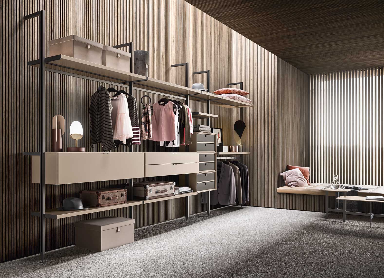 Moderna cabina armadio con ripiani a giorno e aste appendiabiti. Pareti in legno e toni neutri.