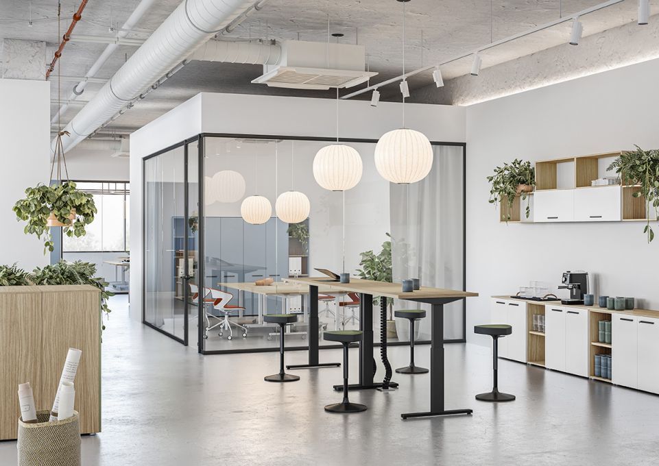 Camera da letto moderna con letto grigio, testiera in legno, tappeto scuro e ampia finestra.