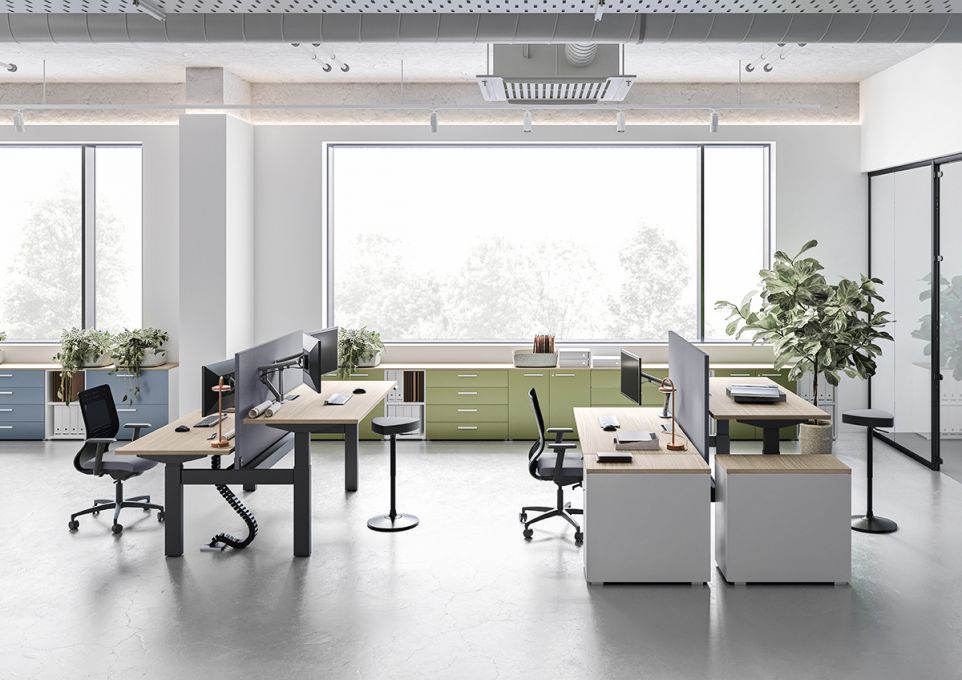 Porte finestre aperte con cornice bianca che conducono in una cucina luminosa con pavimenti in legno e mobili bianchi.